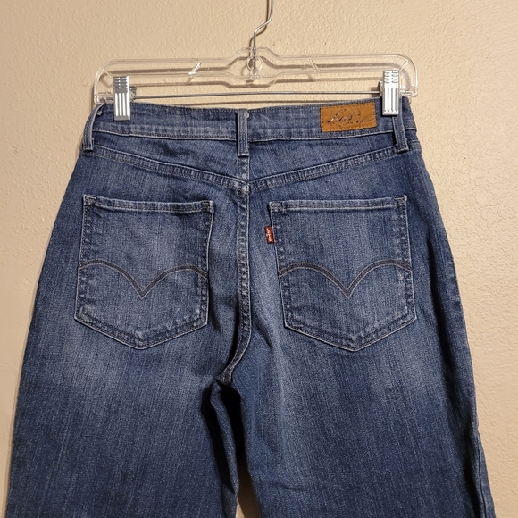 Levi's Bold Curve Cropped Jeans - Picture 6 of 16